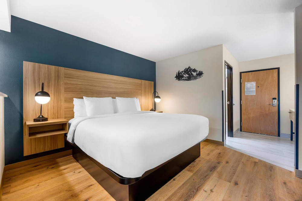 Efficiency, Suite, King Bed, Pool View, Balcony