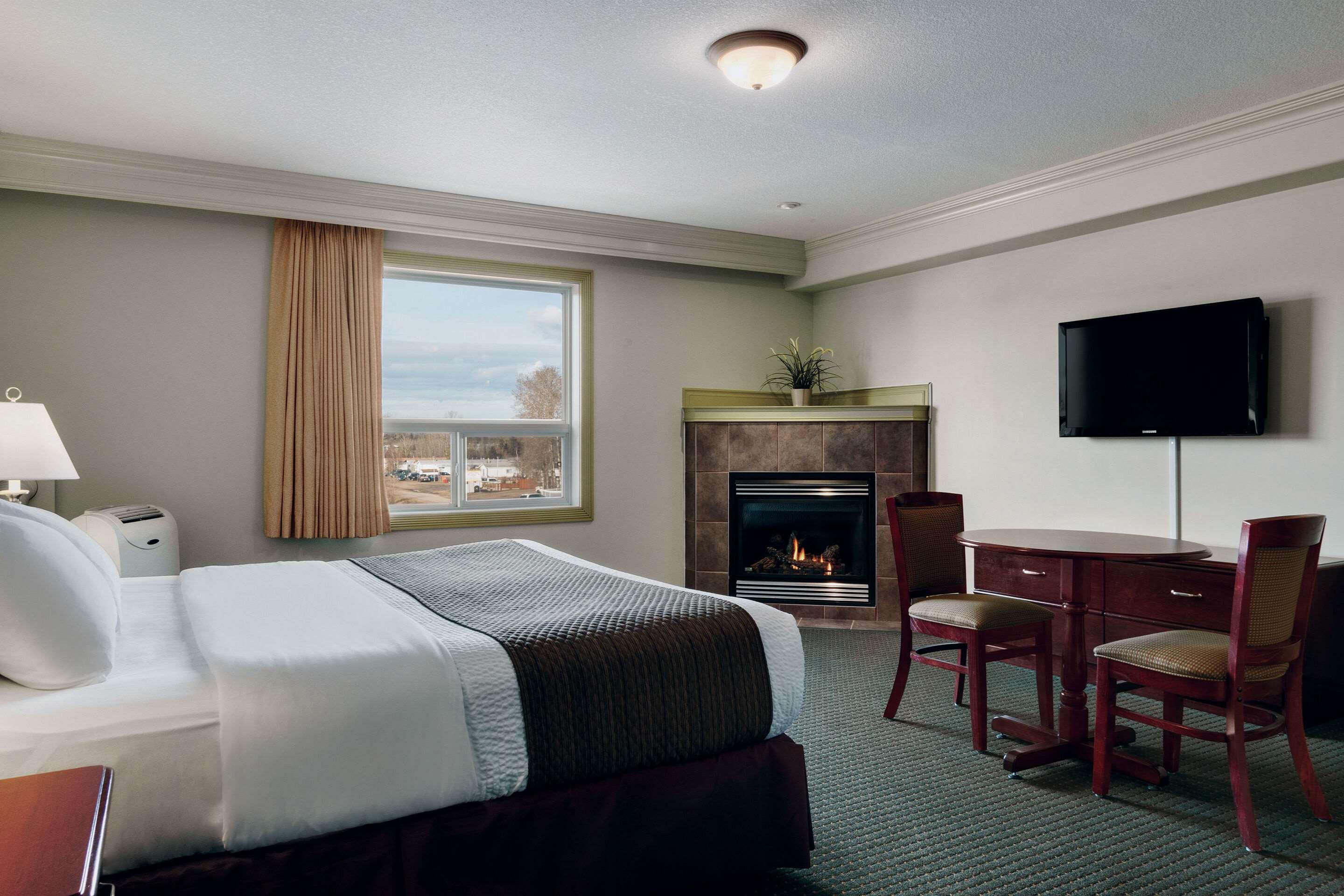 غرفة بسرير كينج للمدخنين، Quality Inn & Suites Whitecourt 2/4