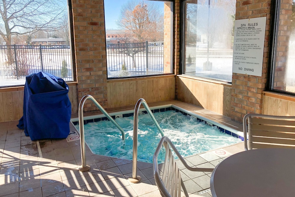 Quality Inn & Suites Sun Prairie Madison East 19/32
