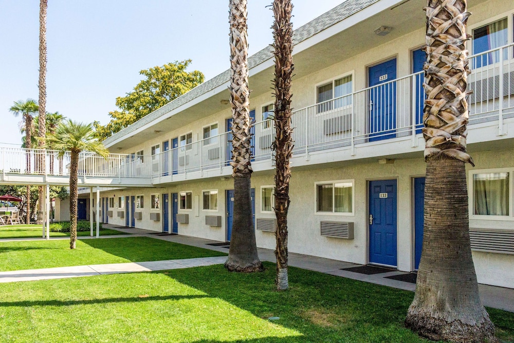 Motel6 Bakersfield, CA - East 33/39