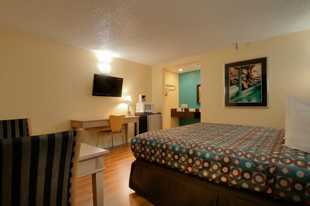 DELUXE, KING BED