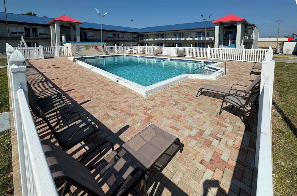 Studio6 Englewood, FL 53/61