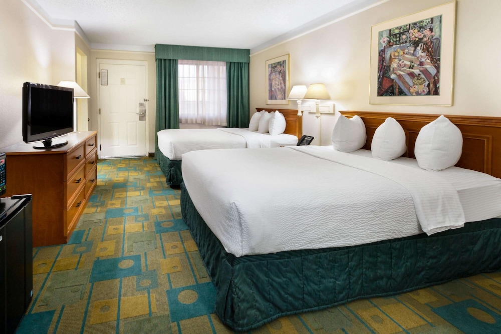 La Quinta Inn by Wyndham Albuquerque Northeast 16/33