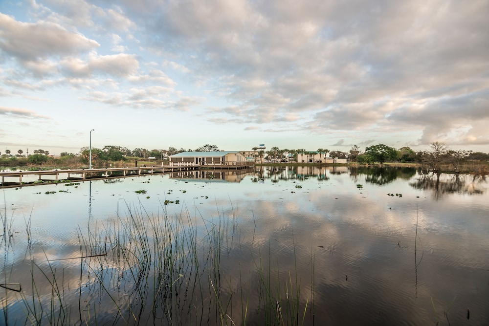Days Inn & Suites by Wyndham Lake Okeechobee 40/50