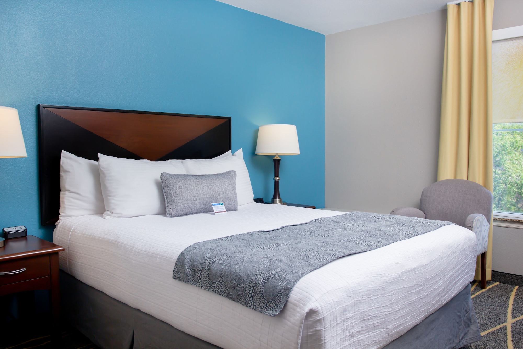 GUEST ROOM, KING BED