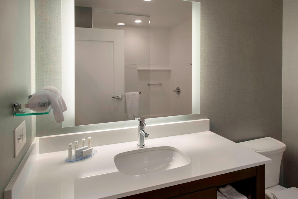 استوديو بسريرين كوين بإطلالة على البحيرة مع أريكة لذوي الإعاقة، Residence Inn By Marriott Boston Bridgewater 3/3