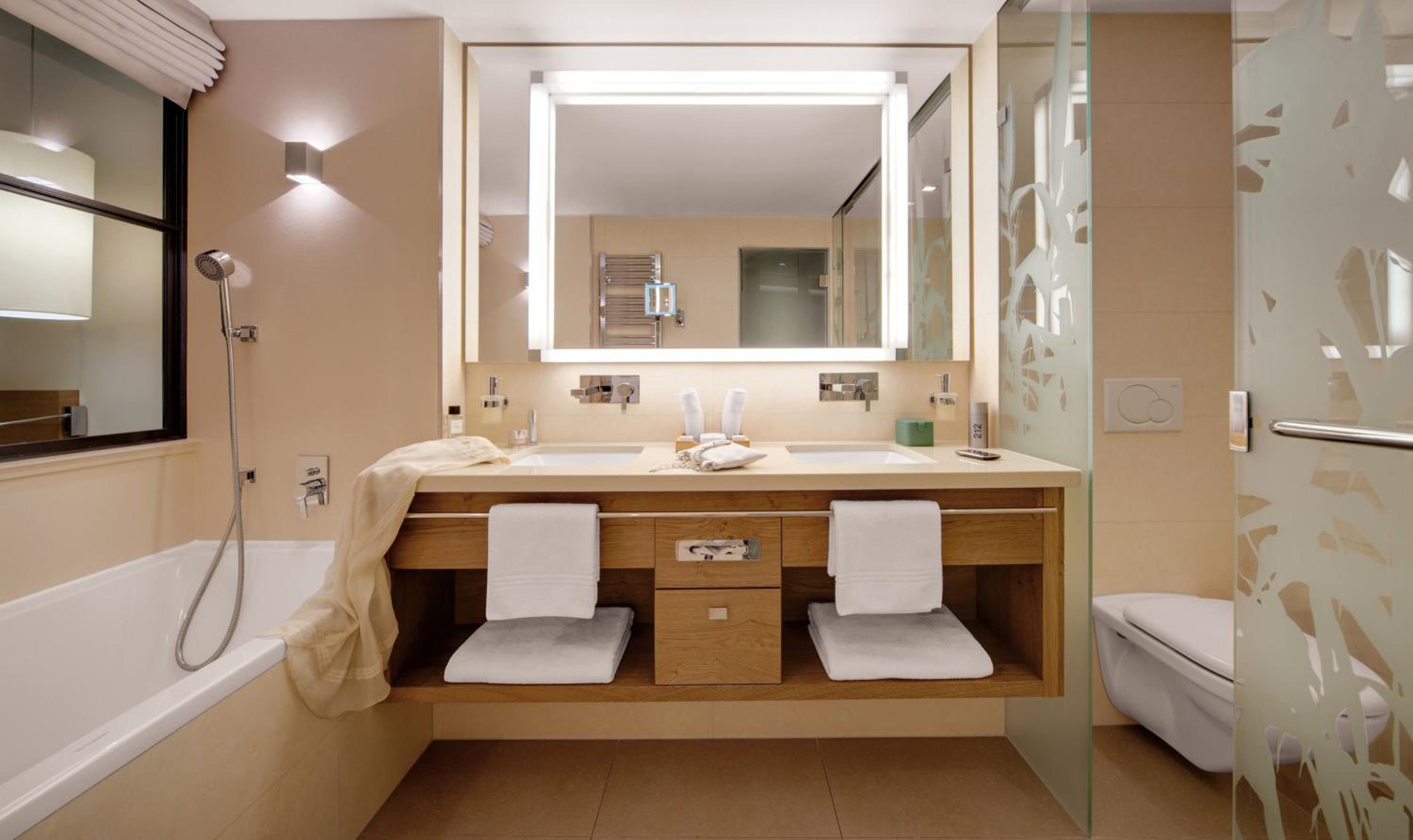 Junior Suite, Queen Bed, Sofa, South Wing