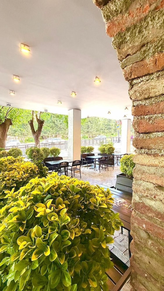 Bricks Hotel 55/57