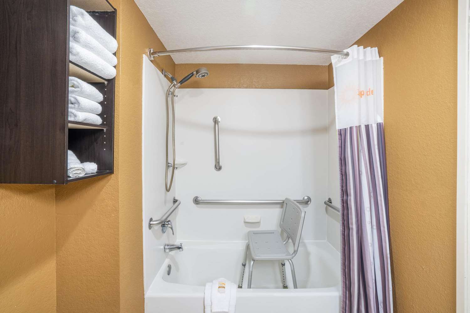 La Quinta Inn & Suites by Wyndham Hot Springs 54/57