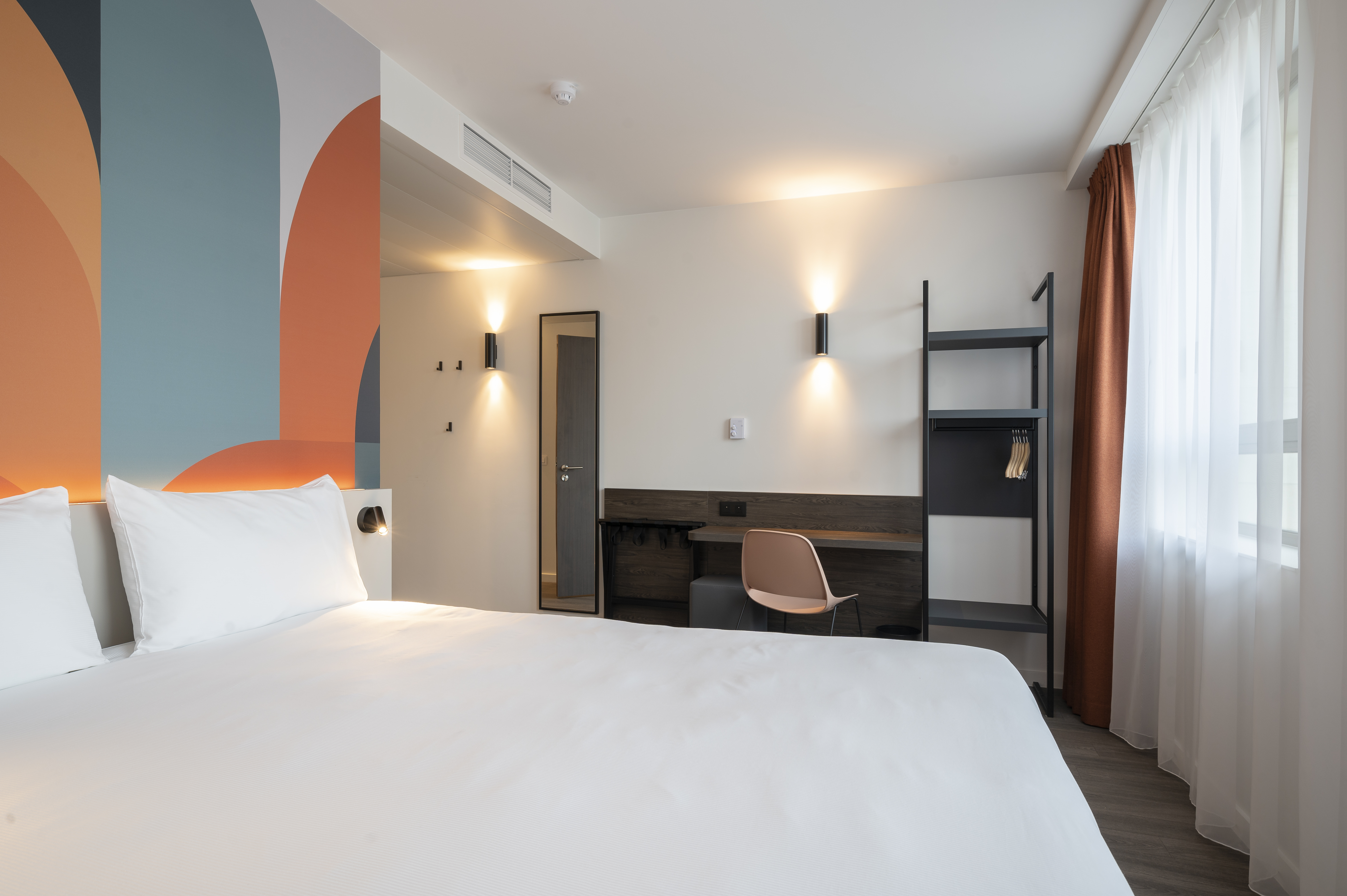 ROOM, ACCESSIBLE