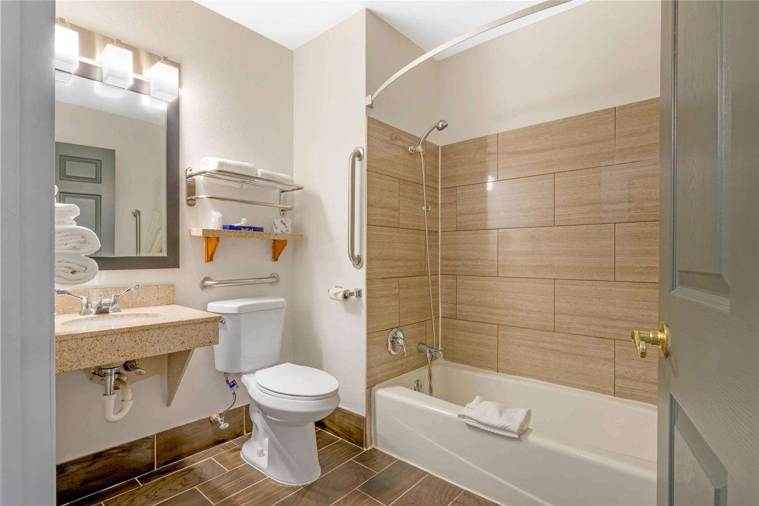 Room, Queen Bed, Accessible, Quality Inn Mauston I-90 7/7