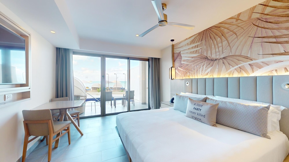 1 Bedroom, Diamond Club, Swim Out, Presidential, Luxury, Suite, King Bed, Beach Front, Sofa