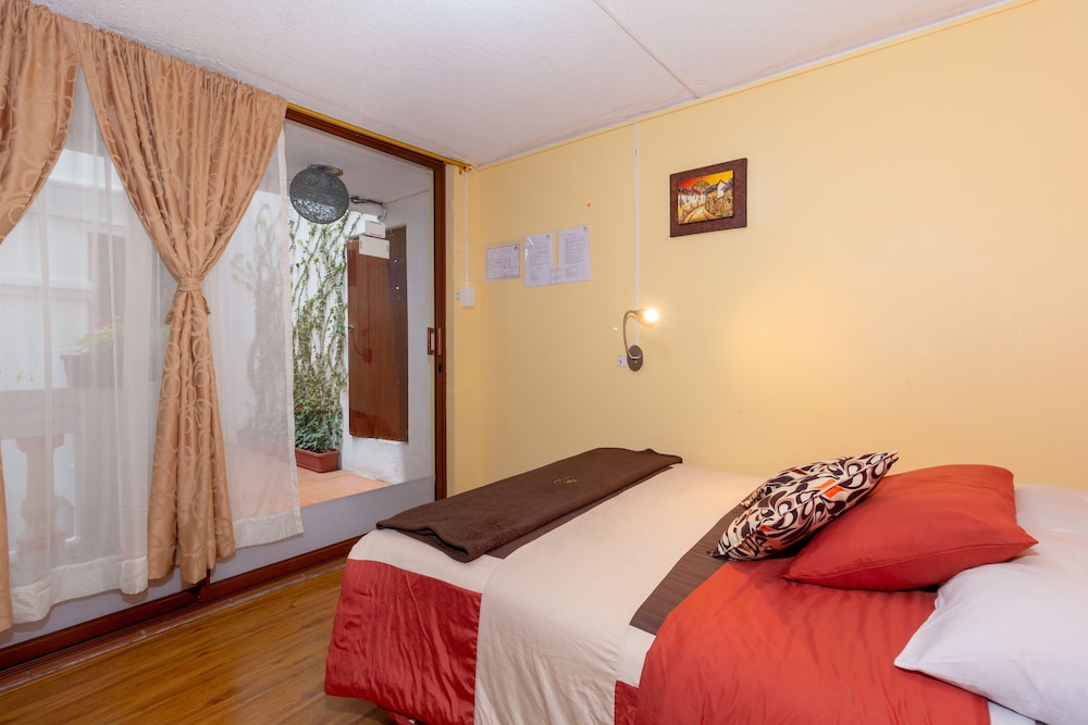 FRIENDS HOSTEL 23/78