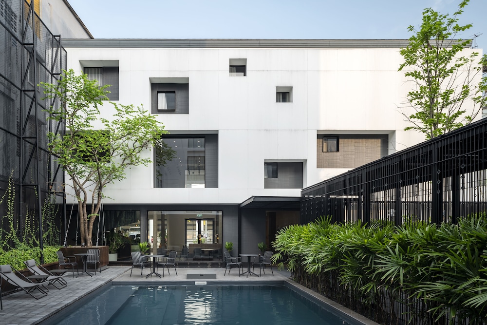 Lilit Bang Lumphu Hotel 62/66