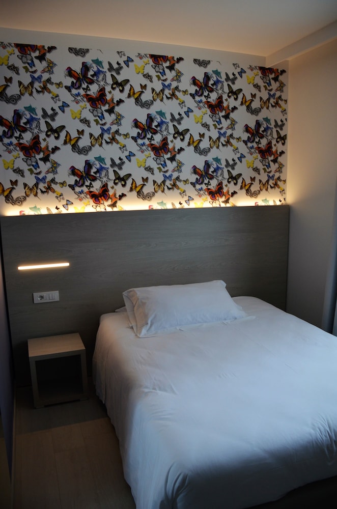 ROOM, SINGLE