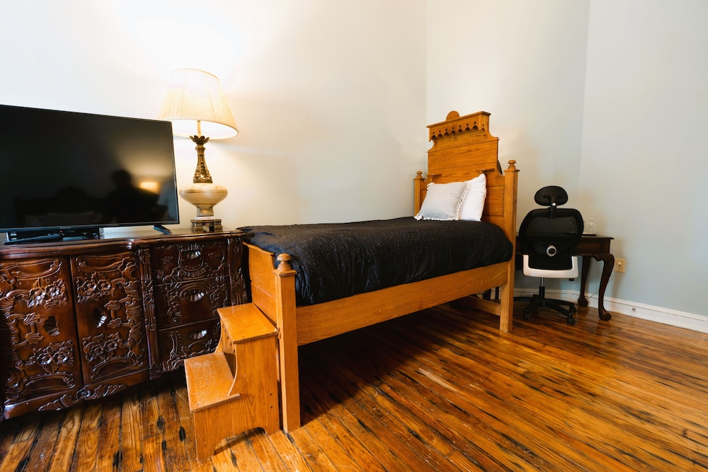 Oak Tree Hotel 11/80