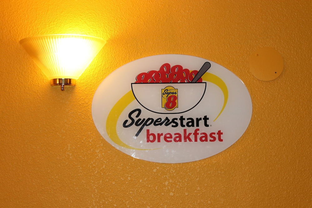 Super 8 by Wyndham Beaumont I-10 South/College St 28/60