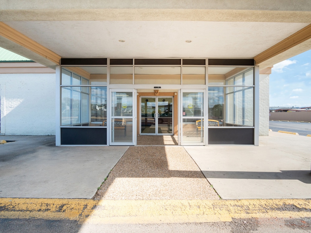 OYO Hotel Oklahoma City South I-35 and SE 29th 9/40