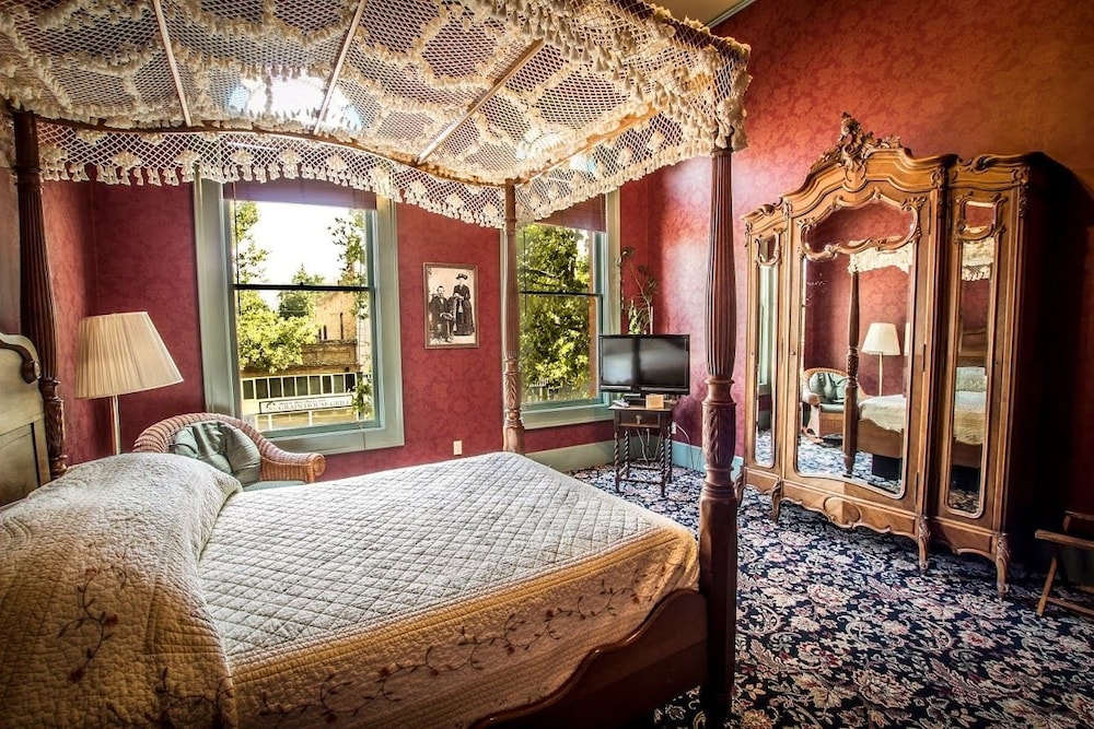 The Weinhard Hotel 4/44