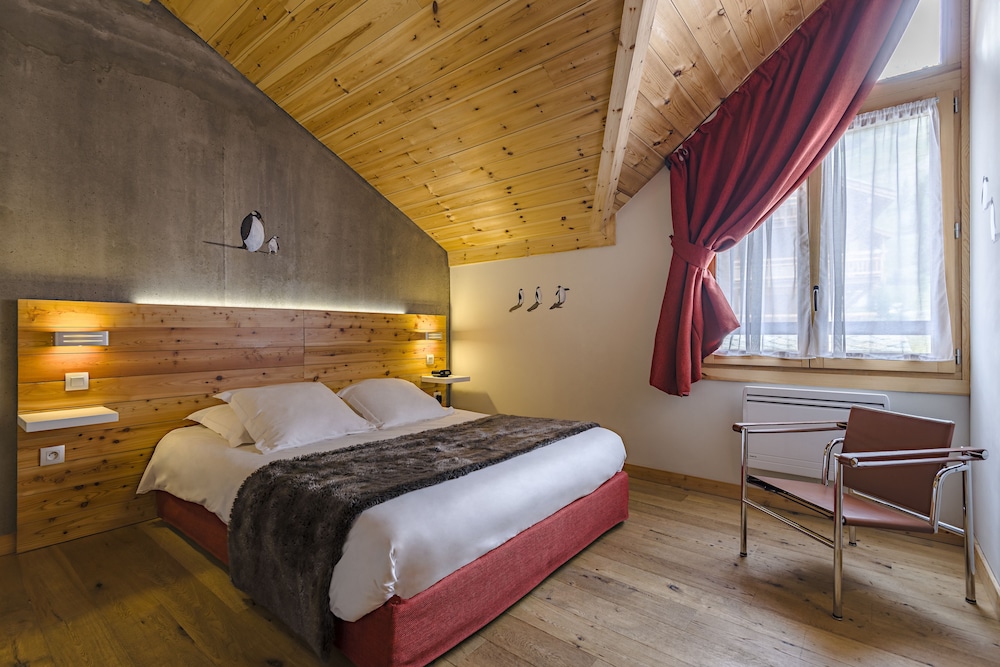 Nova, Suite, 1 Double and 4 Single Beds