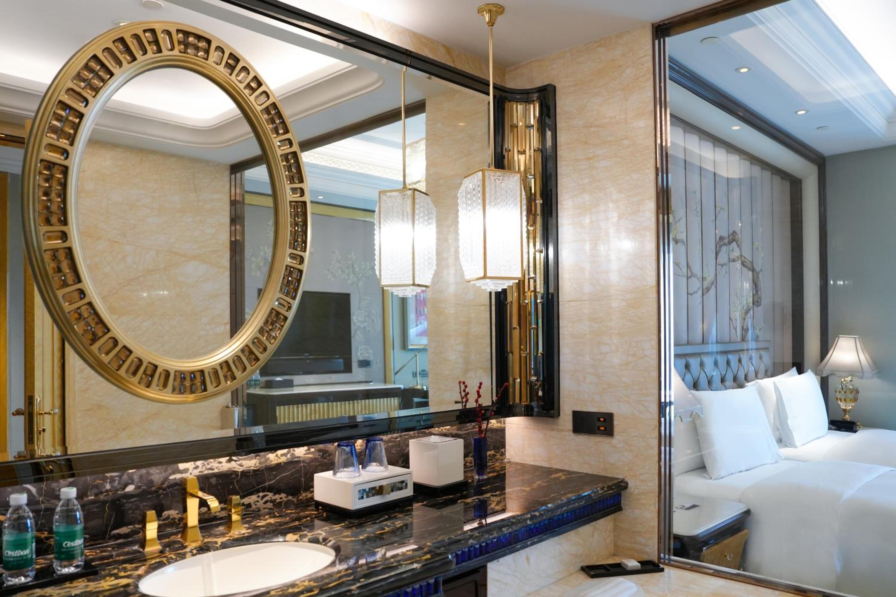 Room, Twin Beds, Lake View, Wanda Reign Wuhan 4/4