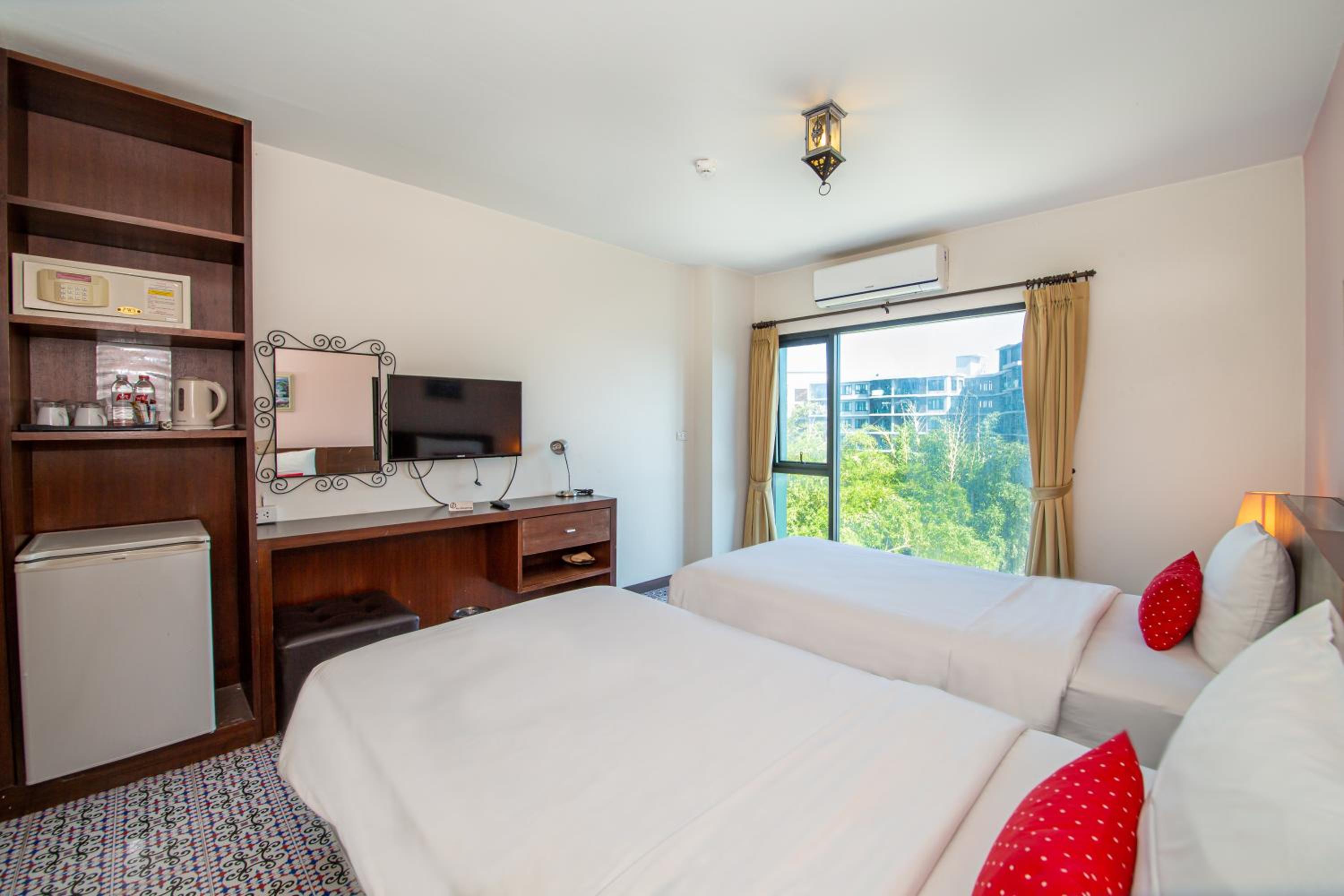 DELUXE, TWIN BEDS