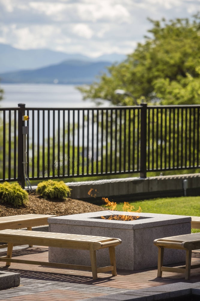 Courtyard Marriott Burlington Harbor 13/48
