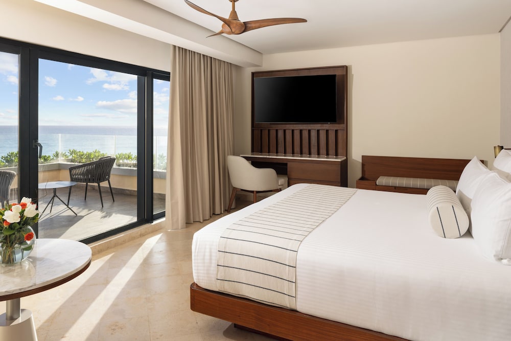 Preferred Club, King Bed, Ocean Front, Balcony