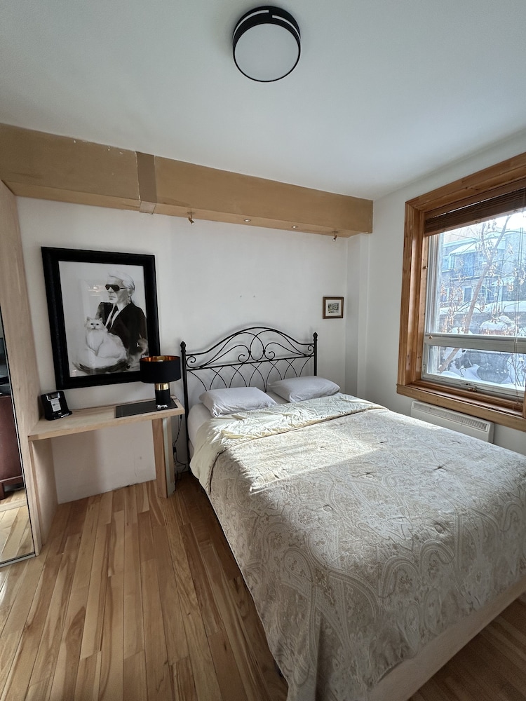 Nolan, Queen Bed, Private Bathroom