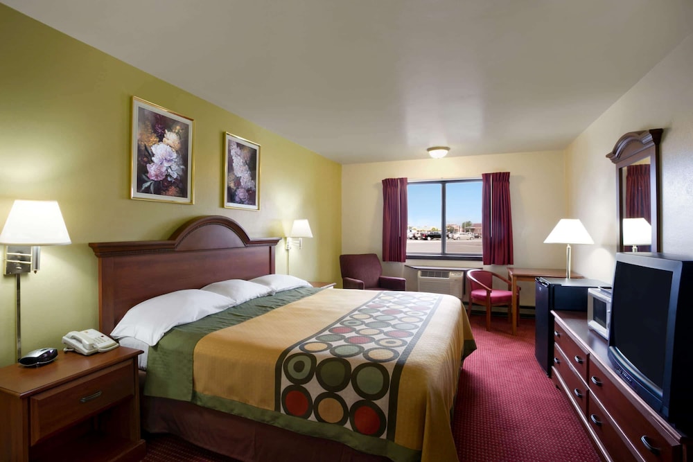 Super 8 by Wyndham Eau Claire WI 10/20