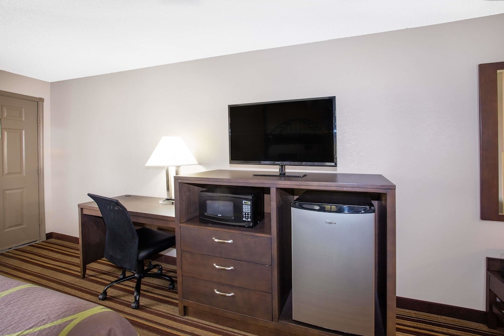 Super 8 by Wyndham Springdale AR 24/30