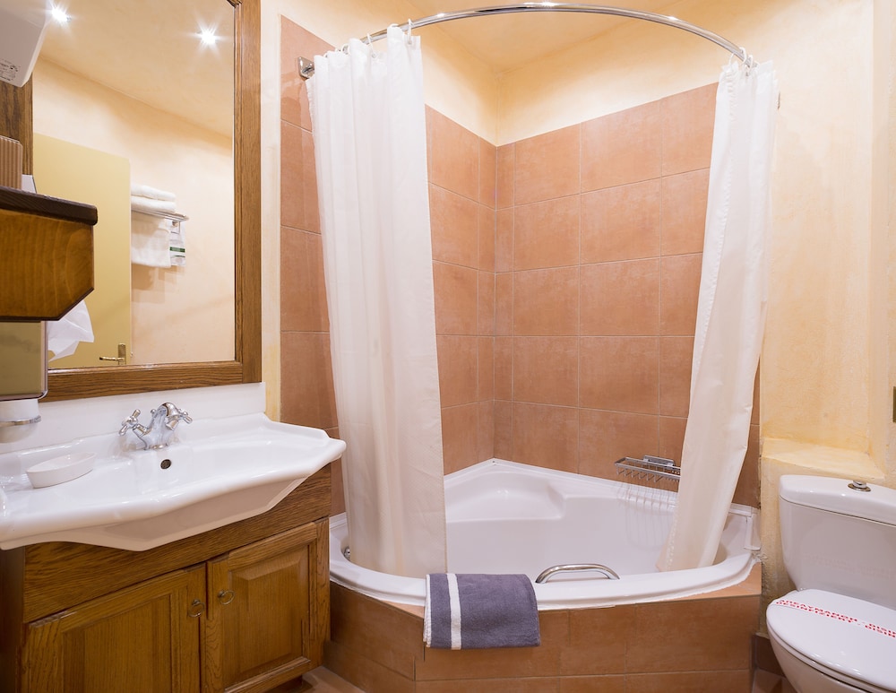 Country Club Hotel & Suites 75/75