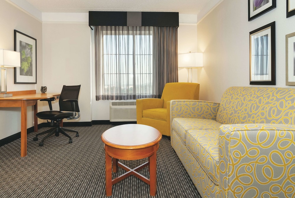La Quinta Inn & Suites by Wyndham Ontario Airport 36/58