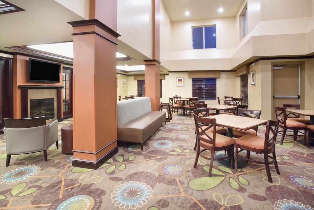 Holiday Inn Express and Suites Minot 42/50
