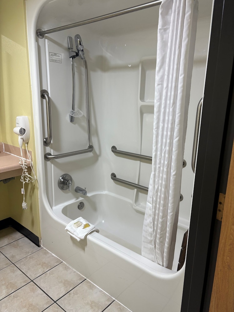 Days Inn by Wyndham Park City Kansas 27/28
