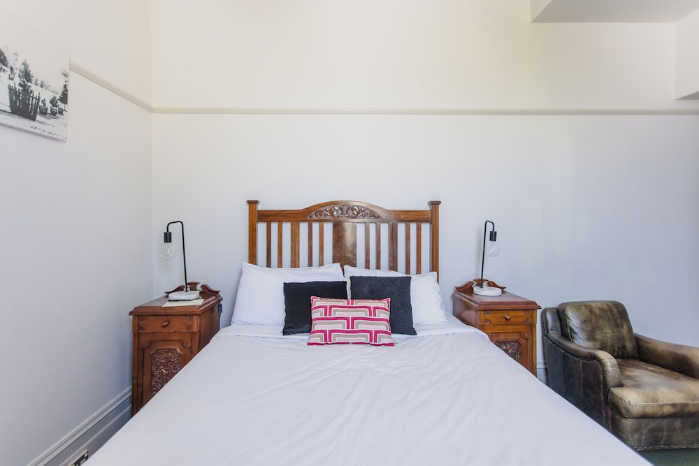 Standard, Queen Bed