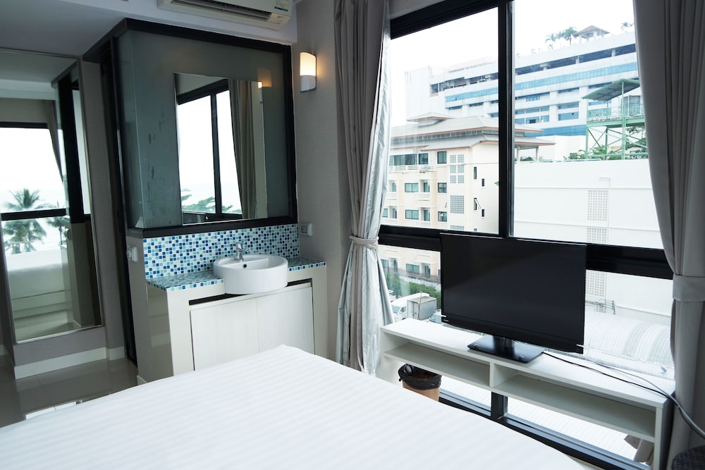 Serenotel Pattaya Beach Front 19/50