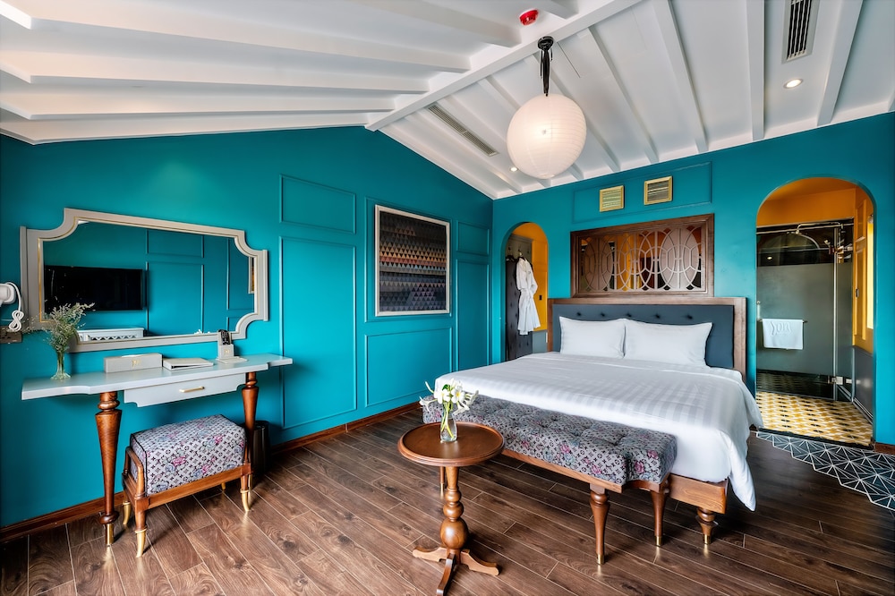 Senior, Suite, Queen Bed