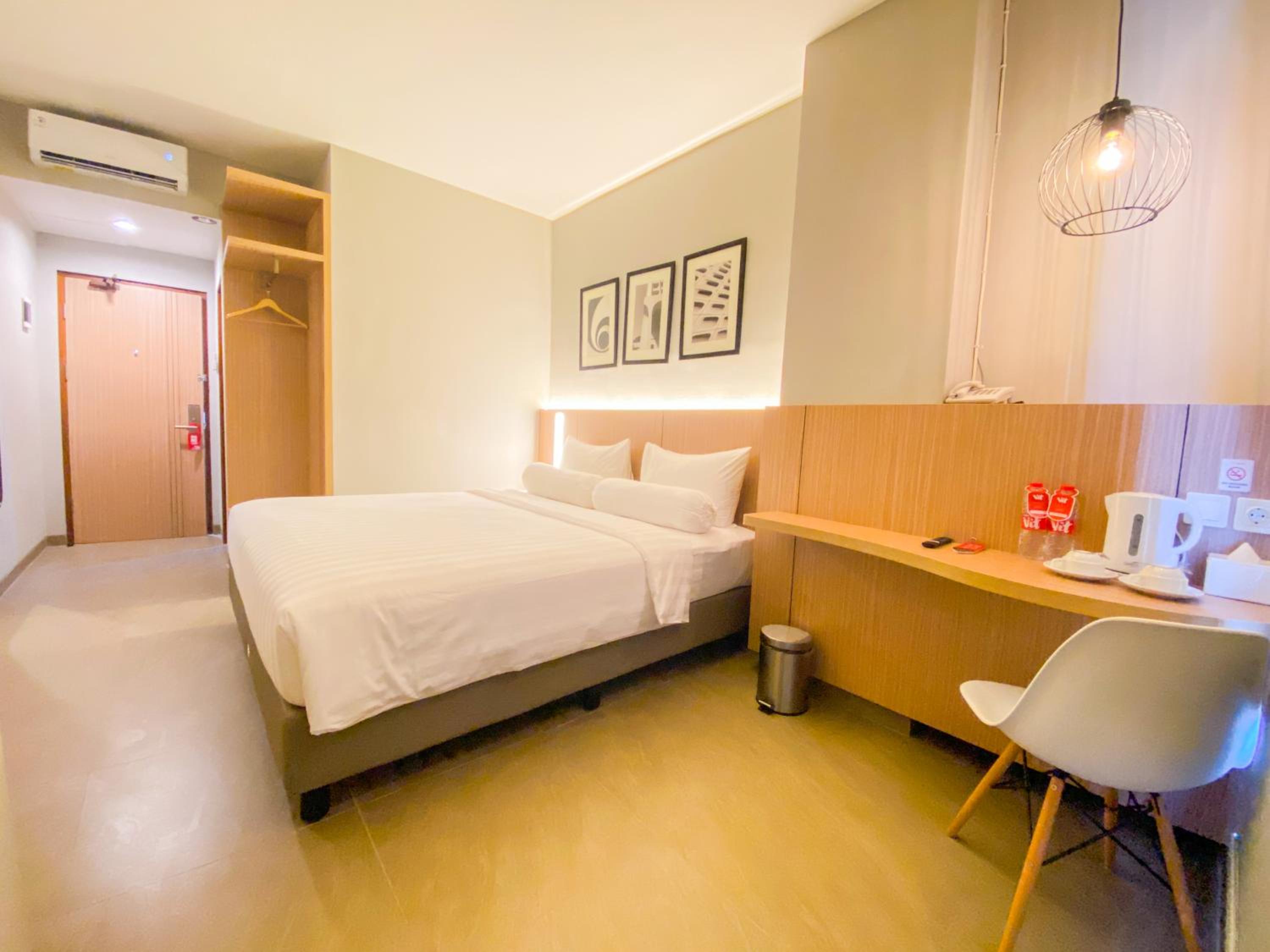 Front One King Hotel Tuban 27/68
