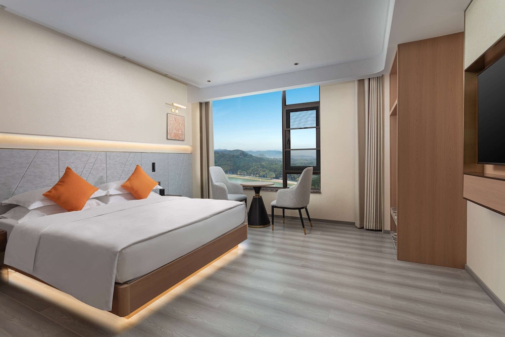 Hawthorn by Wyndham Honghe Mile Hot Spring 16/34