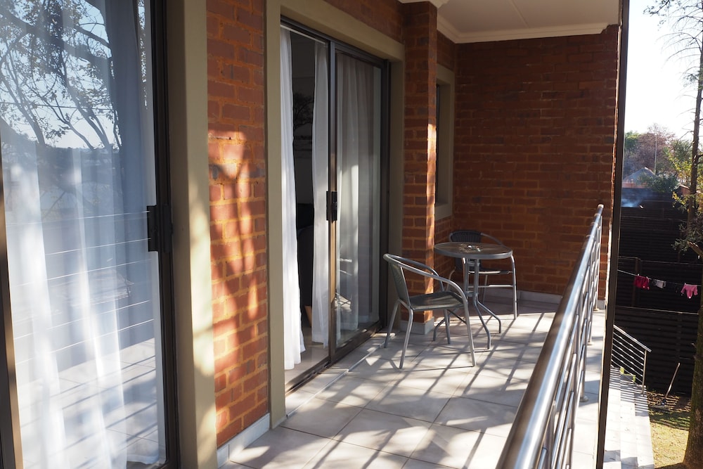 African Eagle Apartments 3/50