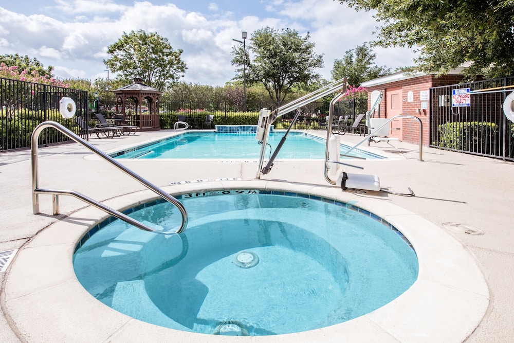 Holiday Inn Express Hotel And Suites Dallas Grand Prairie I 20 7/80