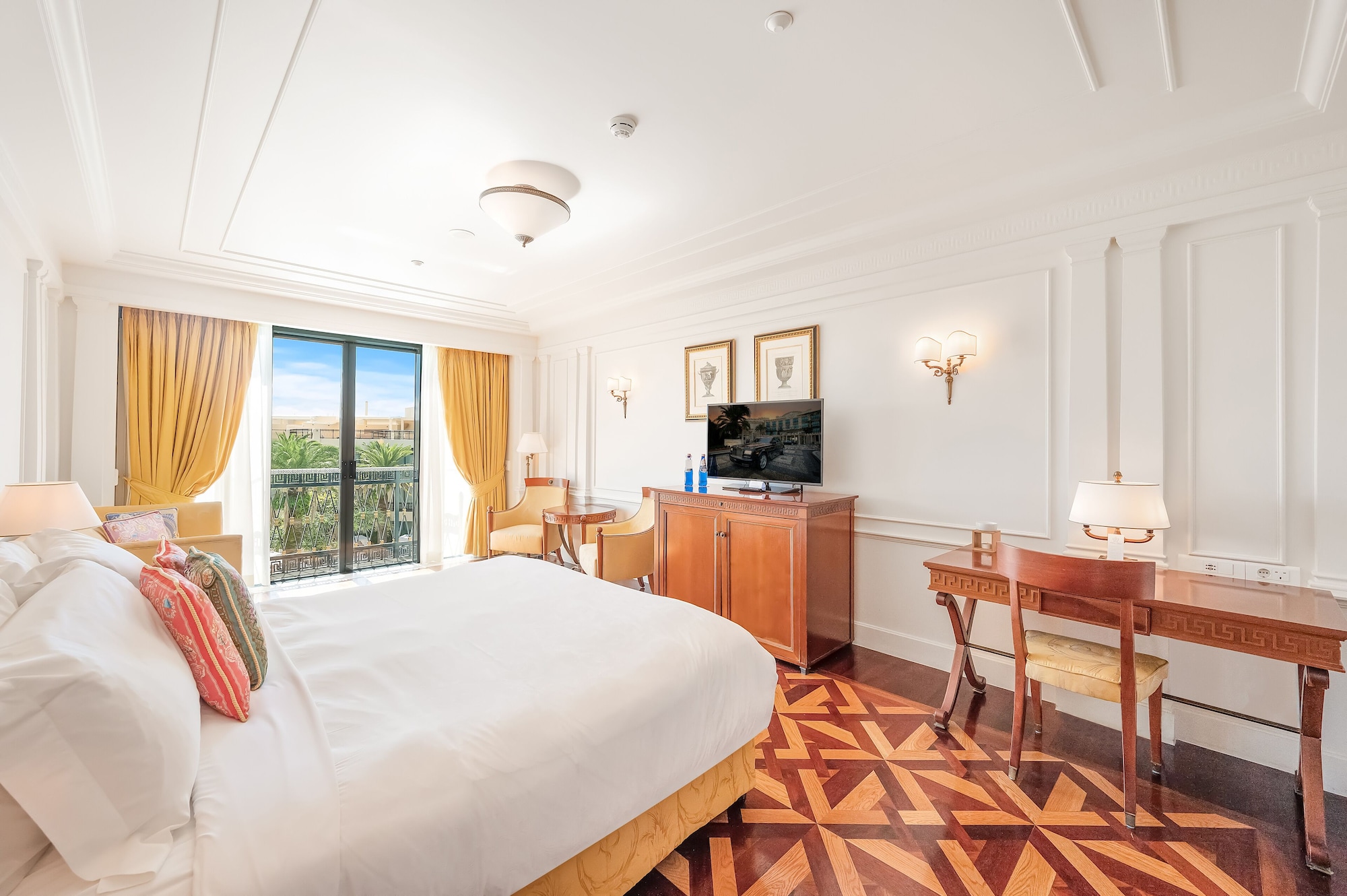 LAGOON, KING BED