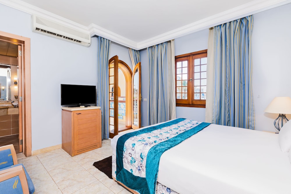 Royal Lagoons Aqua Park Resort And Spa 10/50