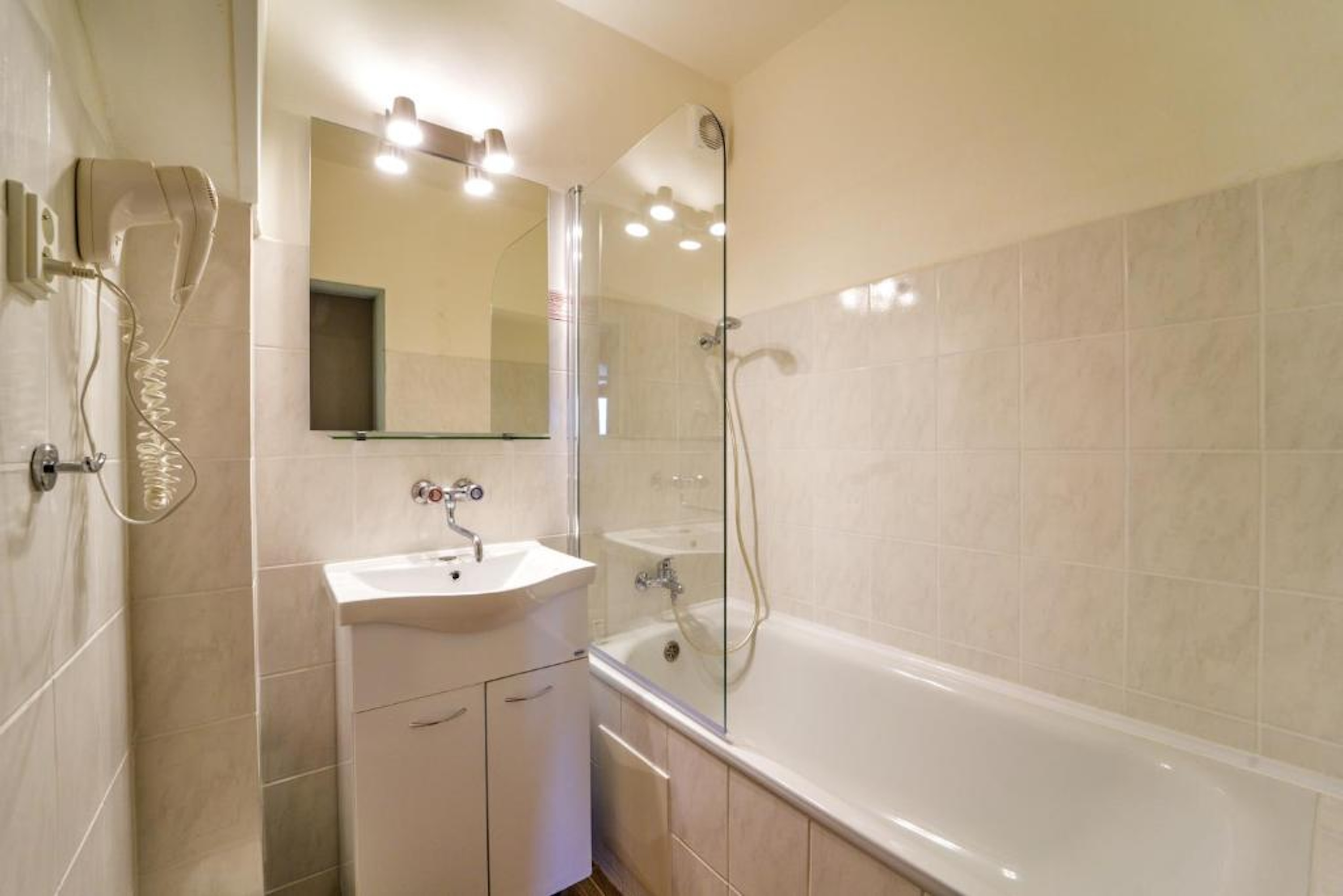 غرفة قياسية ثلاثية، Hotel Charles Central 6/6