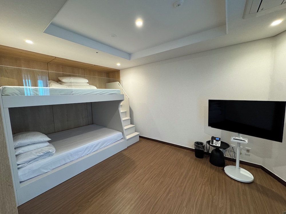 Bunker, Family Suite, Bunk Bed, Lateral Side Ocean View