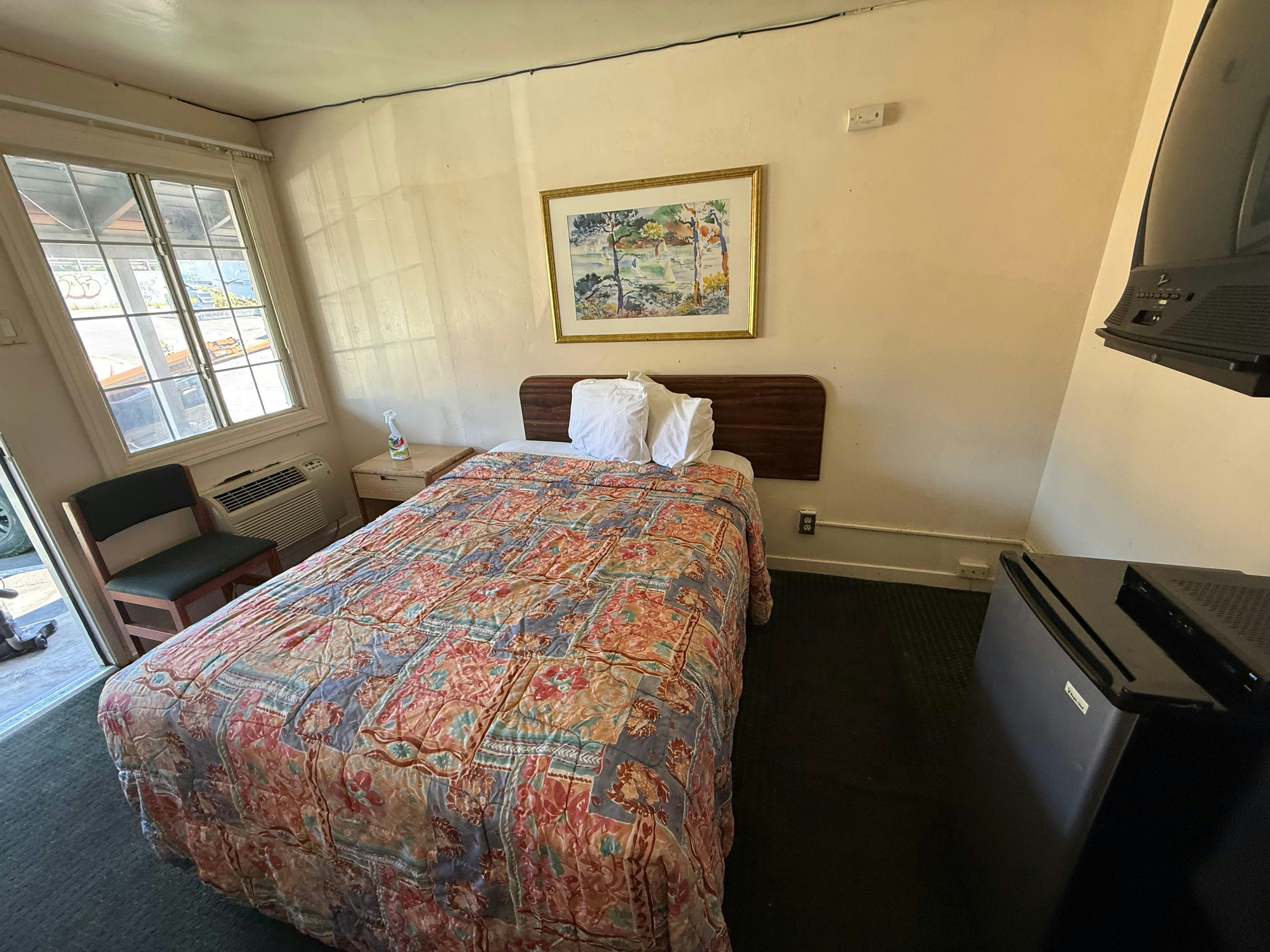 Queen Bed with Kitchenette Non - Smoking