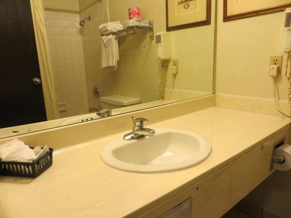 Portside Inn & Suites 32/58