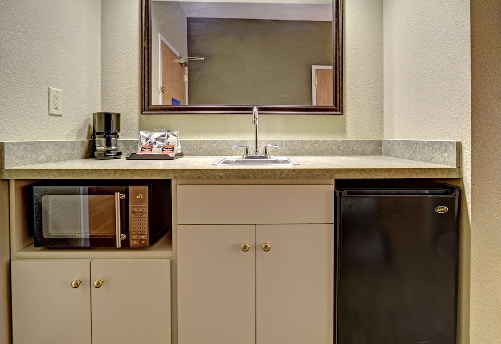 Hampton Inn & Suites Kalamazoo-Oshtemo 7/42