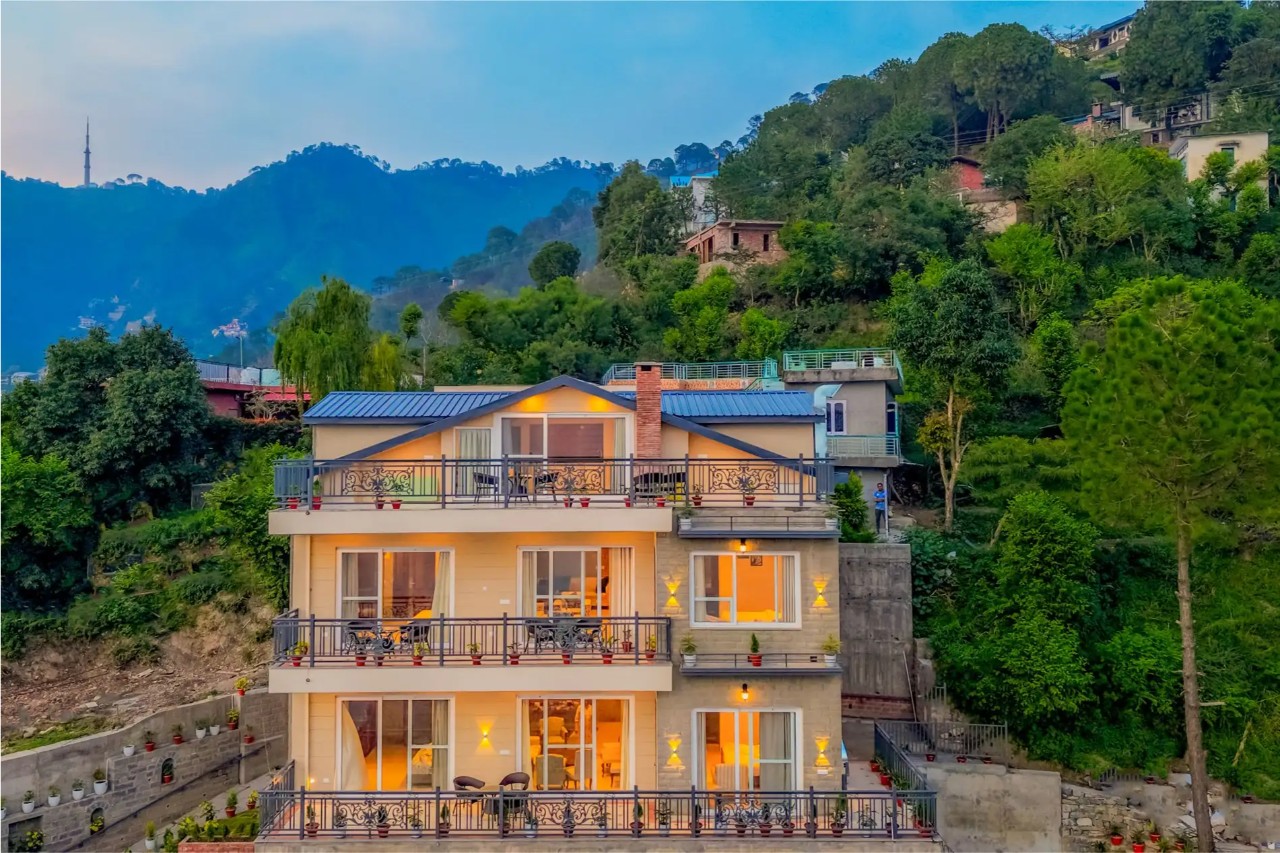 Elivaas Konifer Greyvine Hillside 9-BHK Retreat with Attic, Scenic Views, Garden & Outdoor Seating in KASAULI